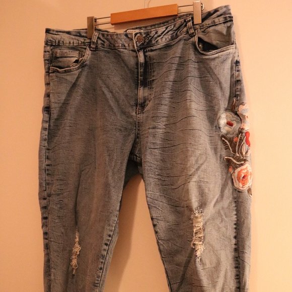 π΄3 for $20π΄ Floral Embroidered Jeans - Picture 2 of 16